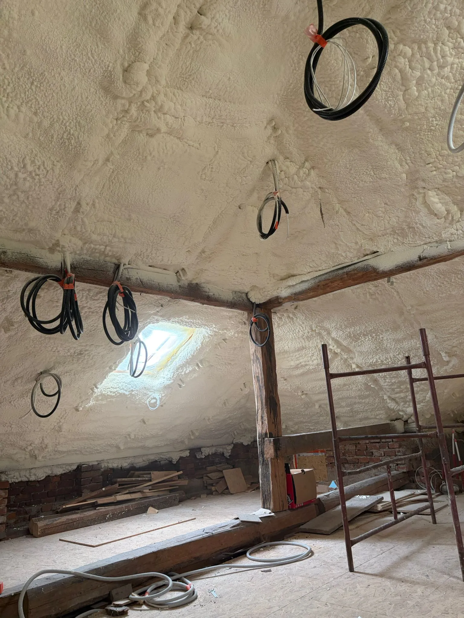 Ocieplanie poddasza pianą PUR w Bielsku-Białej - realizacja izolacji natryskowej