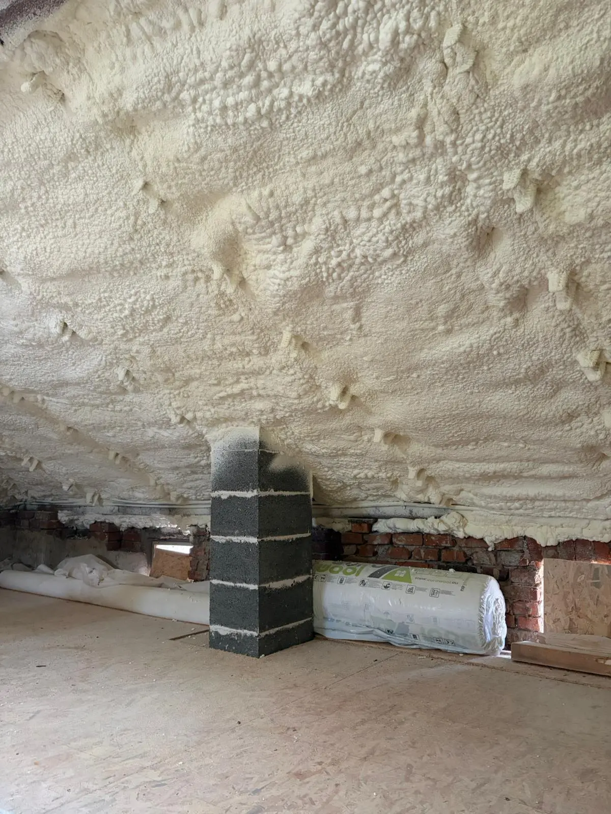 Profesjonalna izolacja natryskowa poddasza pianą PUR w Bielsku-Białej